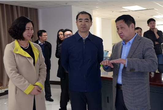 時(shí)任商務(wù)部綜合司副司長宋立洪（前排中）到萬莊集團(tuán)指導(dǎo)工作